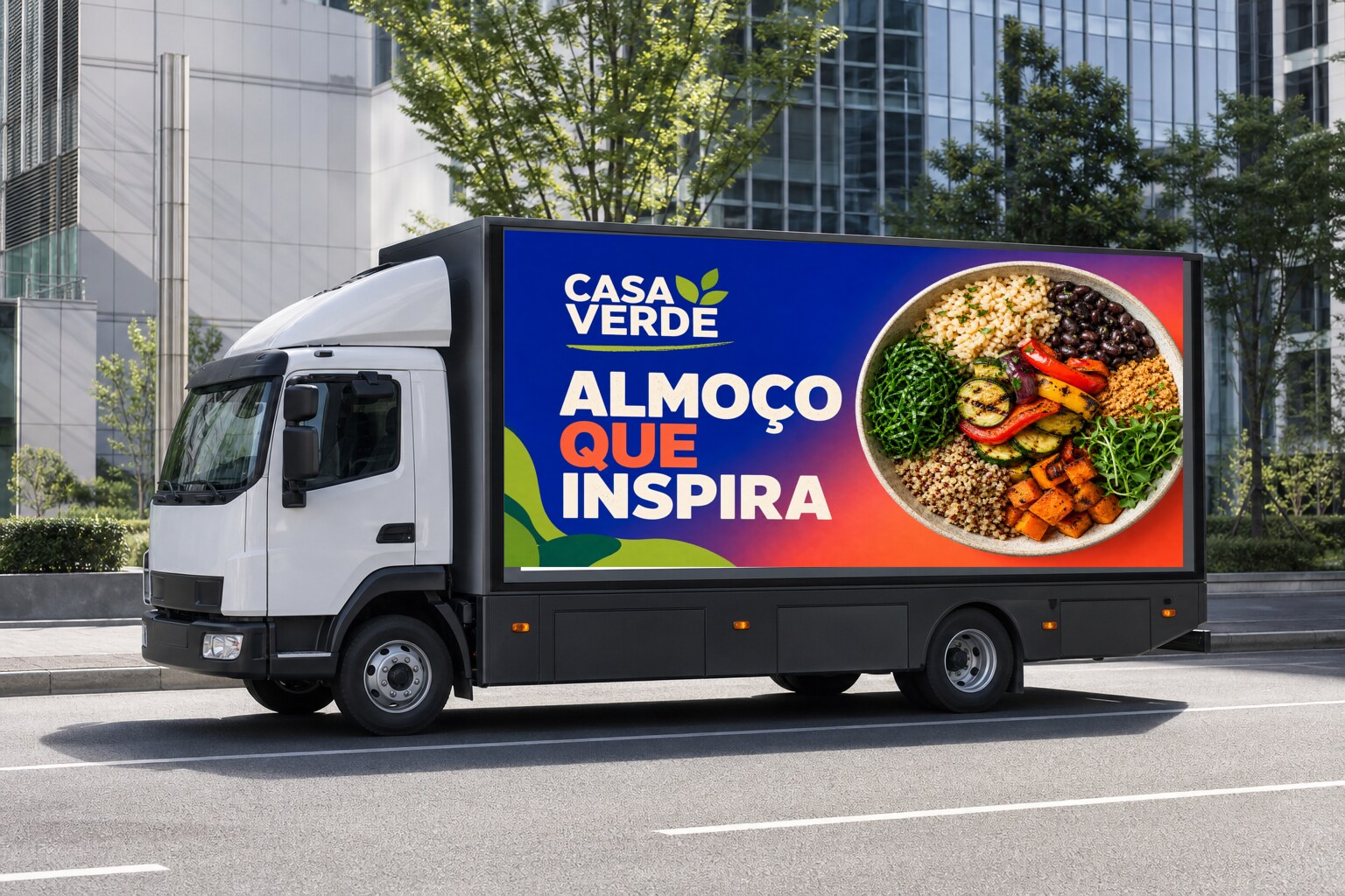 Anúncio Casa Verde em painel digital lateral de caminhão